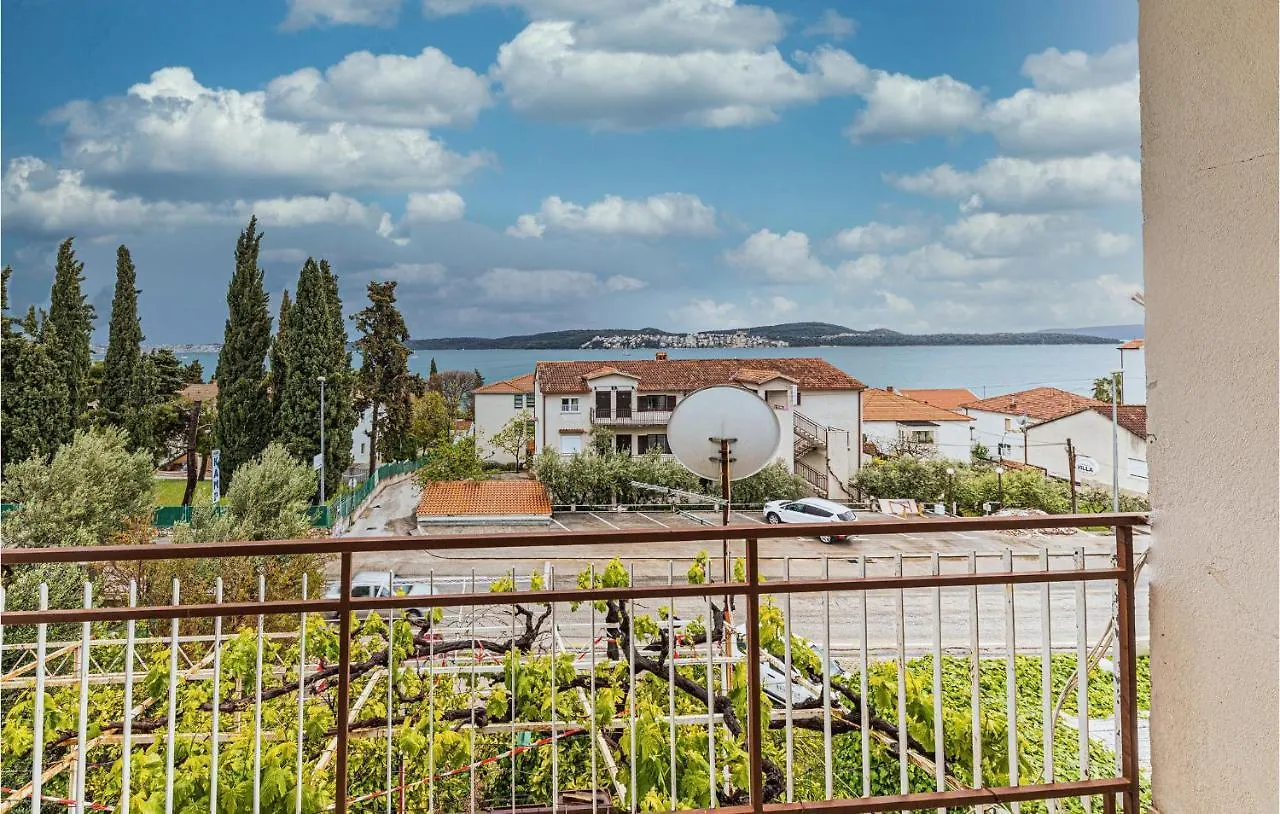 1 Bedroom Stunning Apartment In Seget Donji 特罗吉尔
