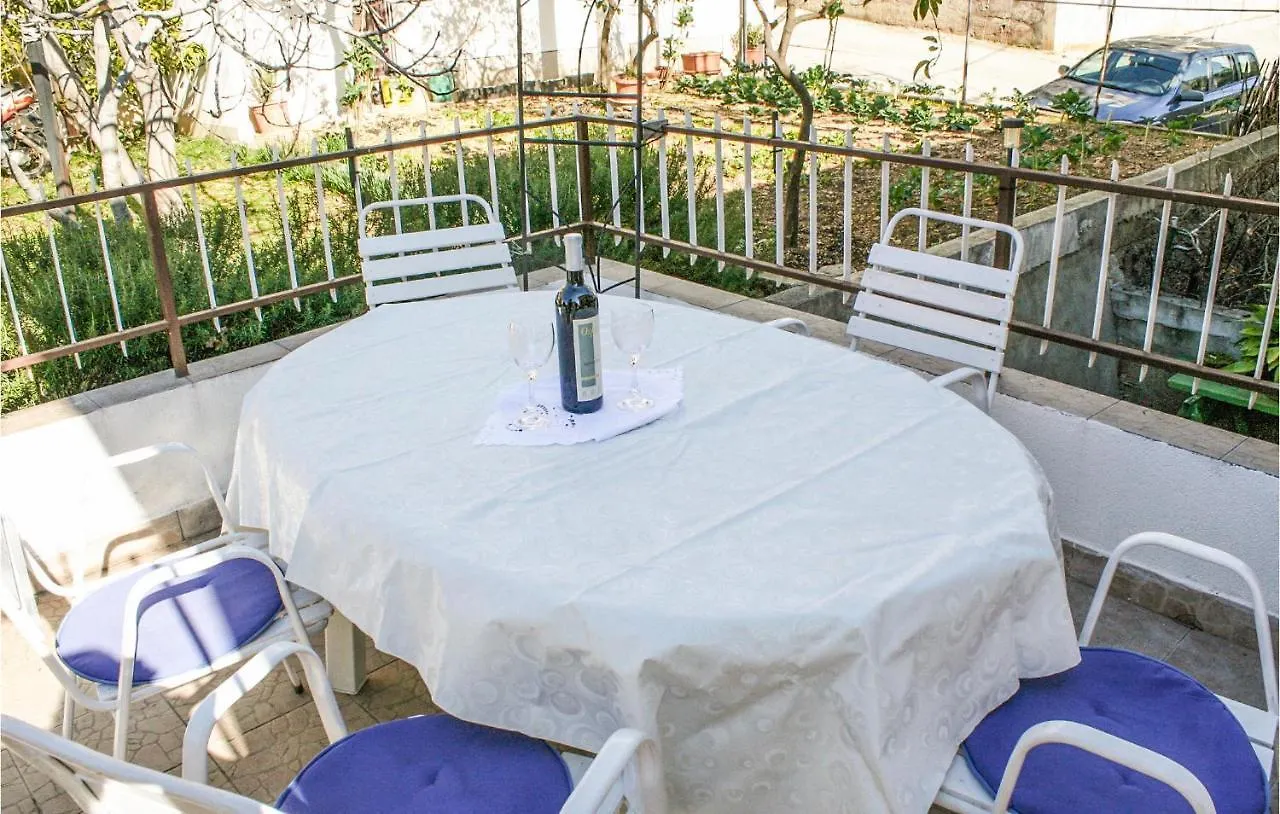 1 Bedroom Stunning Apartment In Seget Donji 特罗吉尔 克罗地亚