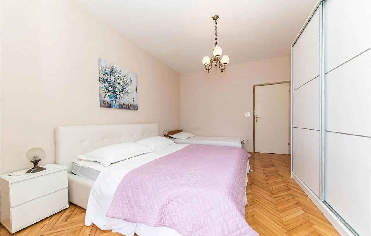 1 Bedroom Stunning Apartment In Seget Donji 特罗吉尔 克罗地亚