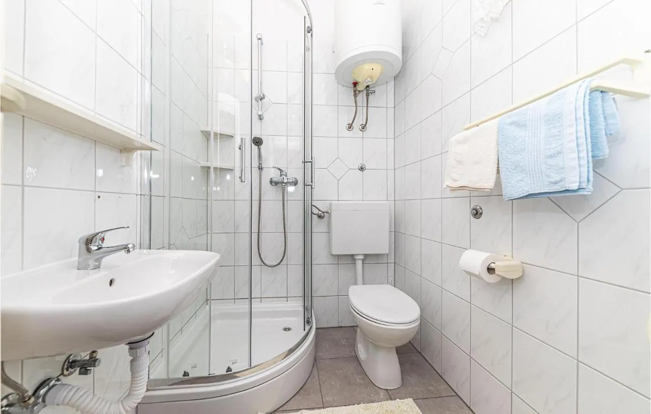 1 Bedroom Stunning Apartment In Seget Donji 特罗吉尔